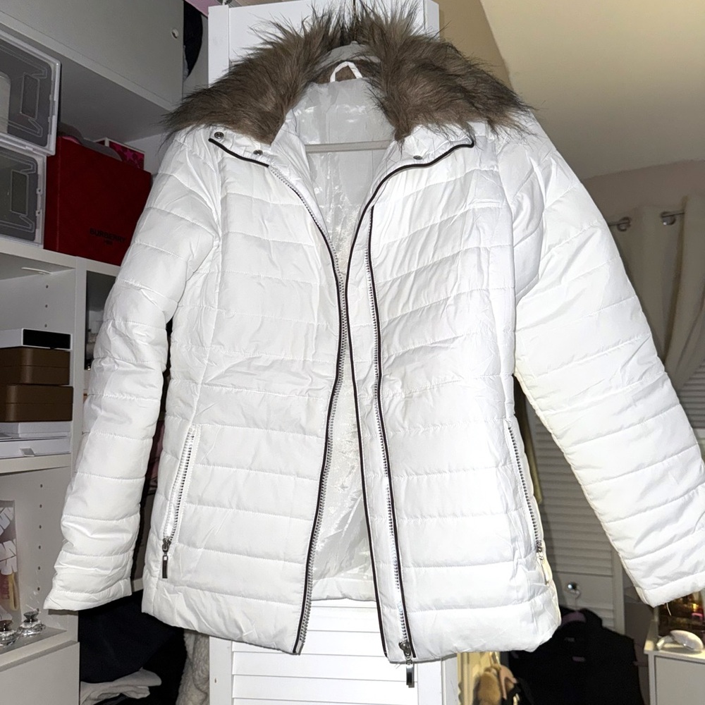 Thin White Jacket with Fur Collar